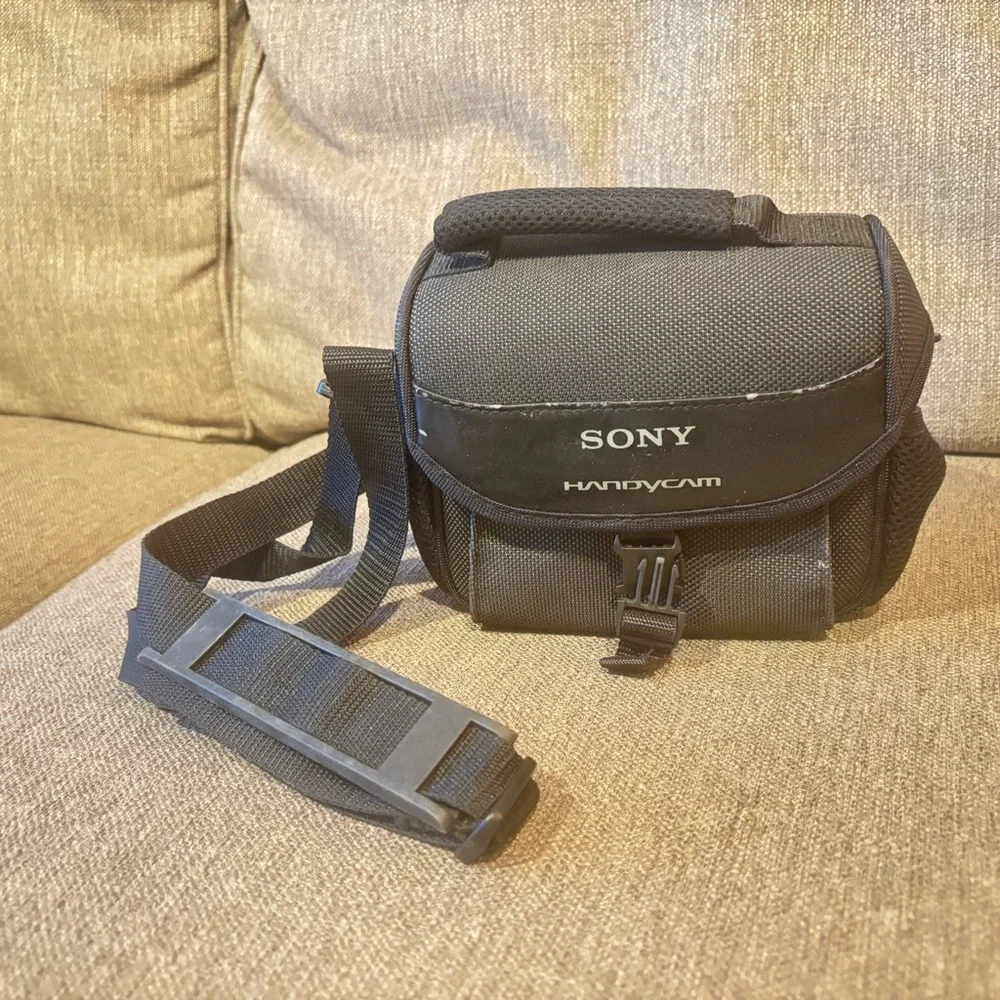 NEW: Sony Handycam Camcorder DCR- DVD505 w/ Carry Case, Battery, Charging Cable